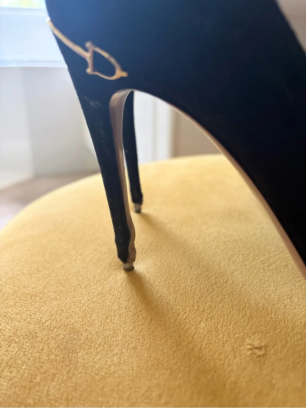 Gucci Black Pointed Toe Suede Pumps